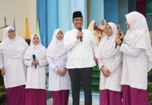 Anies Baswedan Berjanji Kaji Ulang UU Cipta Kerja Jika Terpilih Ratusan santriwati berkumpul untuk merayakan peringatan satu abad Perguruan Diniyyah Puteri di Padang Panjang, Sumatera Barat, Kamis, 2 November 2023.
