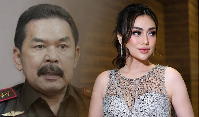 Celine Evangelista seorang artis terkenal dalam sorotan netizen, lantaran viral memanggil Jaksa Agung ST Burhanuddin dengan sebutan 