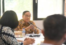 Besok, Akbar Tanjung Dijadwalkan Tiba di Gunungsitoli, Akbar Zebua: Kami Sambut Hangat Ketua Dewan Kehormatan Dewan Pimpinan Pusat (DPP) Partai Golkar Djandji Akbar Zahiruddin Tandjung atau sapaan Akbar Tanjung dijadwalkan tiba di Kota Gunungsitoli, Senin (20/11/2023).