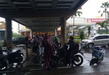 Berteduh di Kolong Jembatan Bisa Kena Tilang, Emang Boleh? Perilaku pengendara motor yang seringkali berteduh di bawah jembatan saat hujan turun, polisi mengingatkan bahwa tindakan ini dapat mengganggu lalu lintas dan berakibat pada tindakan hukum.
