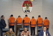 Suap Pemeriksa BPKAD! Pj. Bupati Sorong dan Lima Orang Lainnya Ditahan KPK Komisi Pemberantasan Korupsi (KPK) telah menetapkan Pejabat (Pj) Bupati Sorong, Yan Piet Mosso, beserta lima tersangka lainnya dalam kasus suap terkait temuan pemeriksaan Badan Pemeriksa Keuangan (BPK) di wilayah Provinsi Papua Barat Daya untuk tahun anggaran 2023.