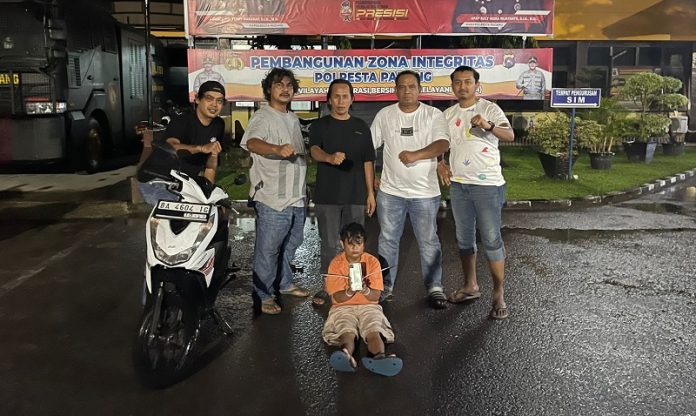 Seorang pria dengan inisial AA (36) berhasil ditangkap oleh tim Klewang Satuan Reserse Kriminal (Satreskrim) Polresta Padang