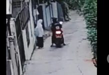 Kurang Kerjaan, Cowok Depok Ini Keluarkan Alat Kelamin Depan Cewek ARF (18) warga Kebagusan, Jakarta Selatan diamankan jajaran Polres Metro Depok karena melakukan pelecehan terhadap siswi SMP.