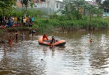Pelajar SD 26 Air Tawar Timur Tenggelam, BPBD dan SAR Lakukan Pencarian Korban Badan Penanggulangan Bencana Daerah (BPBD) Kota Padang menerima laporan dan melakukan pencarian seorang anak yang tenggelam di bawah Jembatan Baru Harmoni, RT 04 RW 12, Kelurahan Dadok Tunggul Hitam.