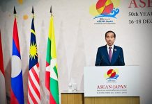 Begini Doa Jokowi Terhadap Ekonom Senior Rizal Ramli, Walau Kerap Dikritik Indosiana.com - Presiden Joko Widodo, melalui akun Instagram pribadinya @jokowi, mengungkapkan duka cita mendalam atas meninggalnya Rizal Ramli pada Selasa (2/1/2024). Dalam keterangan foto yang diunggah, Jokowi menyoroti kepintaran dan ketajaman analisis ekonomi serta kritisnya Rizal Ramli terhadap kebijakan dengan cinta pada bangsanya.