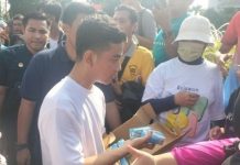 Misteri Susu Bagi-bagi di CFD, Gibran Rakabuming Raka Diam Seribu Bahasa Indosiana.com - Gibran Rakabuming Raka, calon Wakil Presiden nomor urut 2, menghadapi pertanyaan yang menggelitik wartawan saat diwawancara terkait asal-usul susu yang dibagikannya pada Car Free Day (CFD) di Jalan Sudirman-Thamrin pada 3 Desember 2023 lalu.
