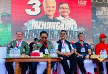 Puluhan Ribu Warga Batam Kepri Siap Menangkan Ganjar Mahfud, Firman Jaya Daeli: Demi Indonesia Unggul Wakil Deputi Hukum TPN Firman Jaya Daeli bersama fungsionaris TPN saat berada di Batam, Kepri gelar kampanye Akbar Ganjar Mahfud.